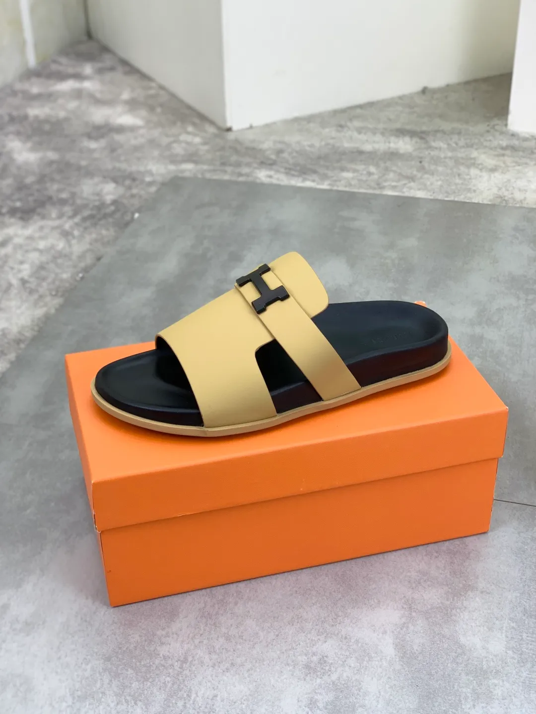 Men's shoes 💰P440 New [HERMES] high-end quality new Hermès slippers, made of imported silk calfskin, wear-resistant and non-slip rubber outsole. Fashionable and elegant code number: 39-44 (38 45 46 customized)
